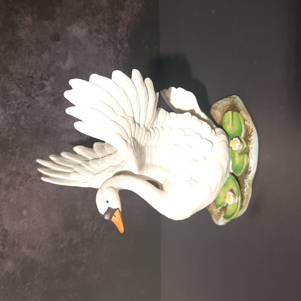 Vintage Mute Porcelain Swan Figurine. #6388 6.25" Tall. Andrea by Sadek